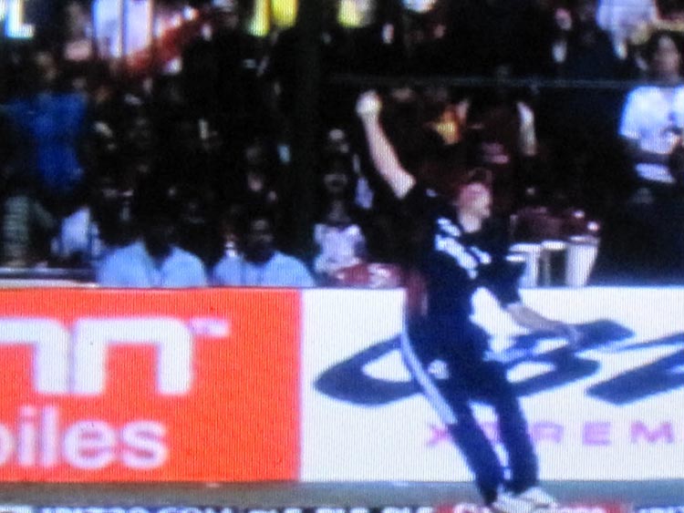 AB de Villiers made it simple with one hand